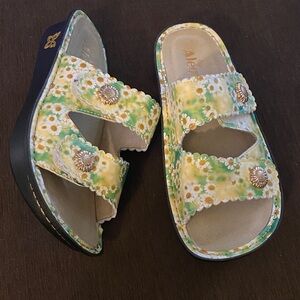 Alegria Women’s Green & Yellow Daisy Slide Sandals Size 8